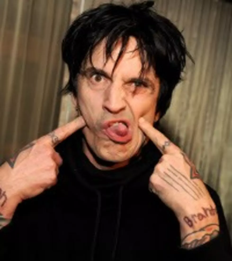 Tommy Lee Complains About Fans That Want Photos With Him + More